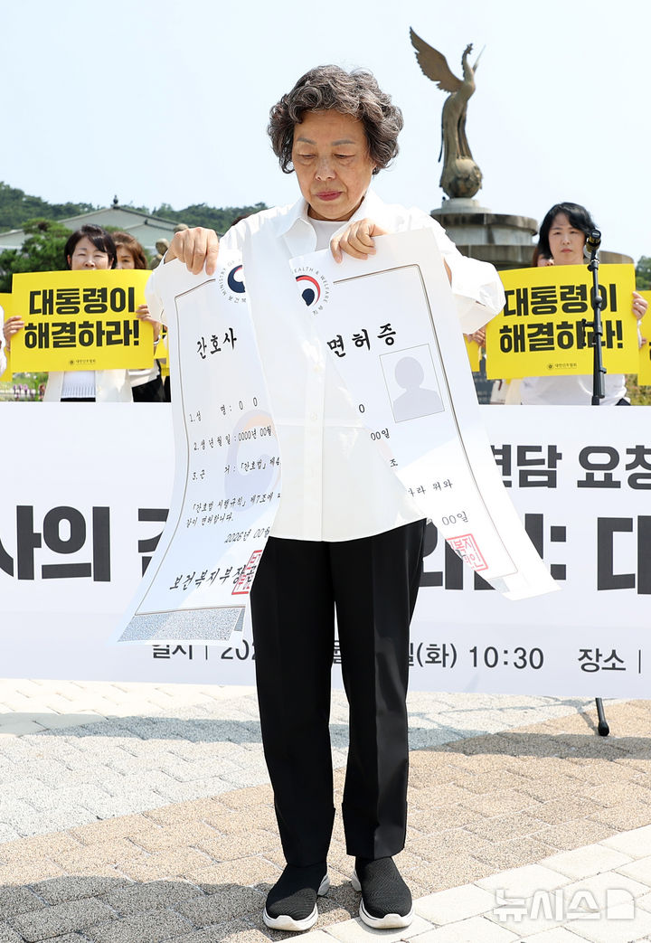 [서울=뉴시스] 김선웅 기자 = 신경림 대한간호협회장이 30일 서울 종로구 청와대 앞에서 기자회견을 열고 진료지원 간호사 교육체계 정상화 및 대통령 면담을 촉구하는 퍼포먼스를 하고 있다. 2026.06.30. mangusta@newsis.com