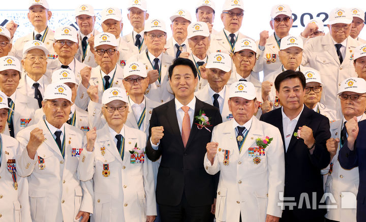 [서울=뉴시스] 박영태 기자 = 오세훈 서울시장이 30일 오전 서울 마포구 케이터틀에서 열린 제76주년 6.25전쟁 참전유공자 서울시지부 호국영웅 감사 위로연에서 호국영웅들과 기념촬영을 하고 있다. 2026.06.30. since1999@newsis.com