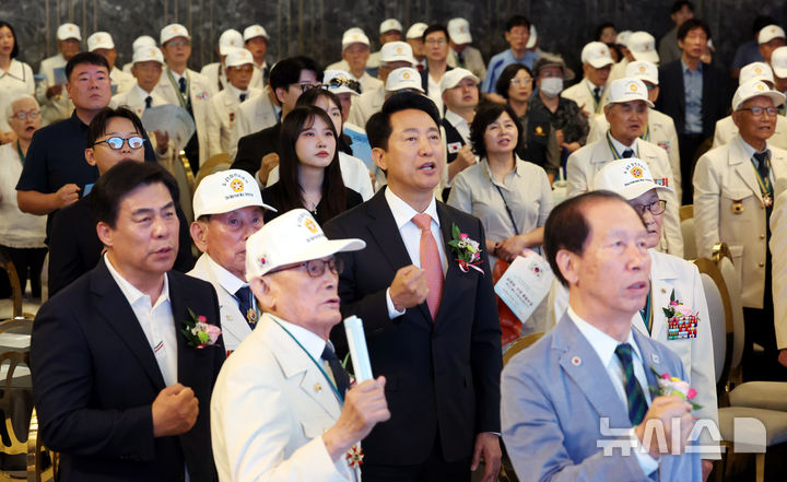 [서울=뉴시스] 박영태 기자 = 오세훈 서울시장이 30일 오전 서울 마포구 케이터틀에서 열린 제76주년 6.25전쟁 참전유공자 서울시지부 호국영웅 감사 위로연에서 참석자들과 6.25의 노래를 부르고 있다. 2026.06.30. since1999@newsis.com