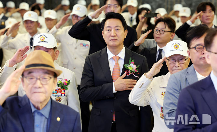[서울=뉴시스] 박영태 기자 = 오세훈 서울시장이 30일 오전 서울 마포구 케이터틀에서 열린 제76주년 6.25전쟁 참전유공자 서울시지부 호국영웅 감사 위로연에서 참석자들과 국민의례를 하고 있다. 2026.06.30. since1999@newsis.com