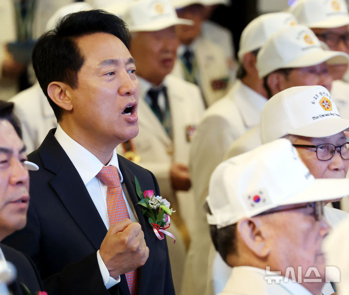 [서울=뉴시스] 박영태 기자 = 오세훈 서울시장이 30일 오전 서울 마포구 케이터틀에서 열린 제76주년 6.25전쟁 참전유공자 서울시지부 호국영웅 감사 위로연에서 참석자들과 6.25의 노래를 부르고 있다. 2026.06.30. since1999@newsis.com