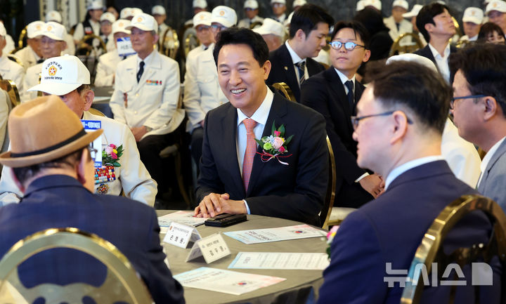 [서울=뉴시스] 박영태 기자 = 오세훈 서울시장이 30일 오전 서울 마포구 케이터틀에서 열린 제76주년 6.25전쟁 참전유공자 서울시지부 호국영웅 감사 위로연에서 참석자들과 이야기를 나누고 있다. 2026.06.30. since1999@newsis.com