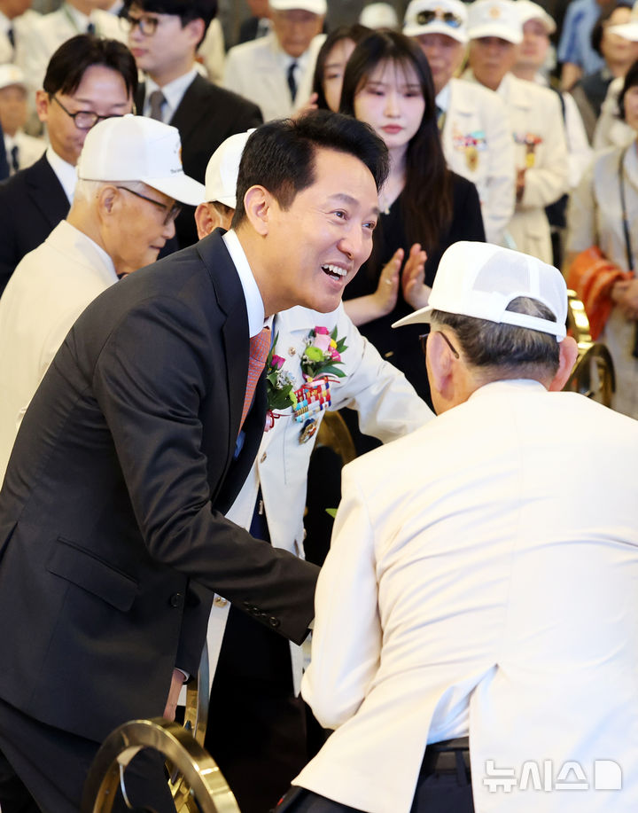 [서울=뉴시스] 박영태 기자 = 오세훈 서울시장이 30일 오전 서울 마포구 케이터틀에서 열린 제76주년 6.25전쟁 참전유공자 서울시지부 호국영웅 감사 위로연에서 참석자들과 인사를 나누고 있다. 2026.06.30. since1999@newsis.com