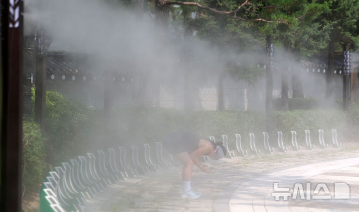 [서울=뉴시스] 김선웅 기자 = 낮 최고기온이 30도를 웃돈 30일 서울 종로구 청와대 앞 분수대 광장에서 쿨링포그가 가동되고 있다. 2026.06.30. mangusta@newsis.com