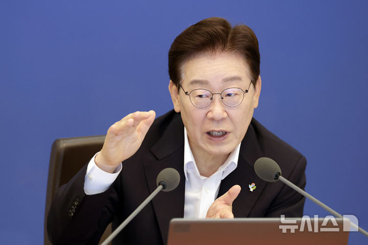 [서울=뉴시스] 최동준 기자 = 이재명 대통령이 30일 청와대에서 열린 국무회의 겸 비상경제점검회의에서 발언하고 있다. 2026.06.30. photocdj@newsis.com