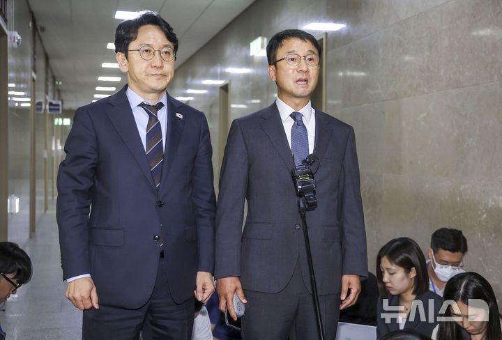 [서울=뉴시스] 정병혁 기자 = 한병도 더불어민주당 대표 직무대행 겸 원내대표와 천준호 원내운영수석부대표가 30일 서울 여의도 국회 운영위원장실에서 하반기 국회 원 구성과 관련해 정점식 국민의힘 원내대표와 협상한 뒤 나와 취재진에게 입장을 밝히고 있다. 2026.06.30. jhope@newsis.com