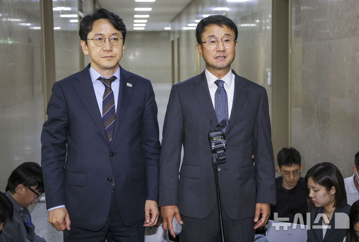 [서울=뉴시스] 정병혁 기자 = 한병도 더불어민주당 대표 직무대행 겸 원내대표와 천준호 원내운영수석부대표가 30일 서울 여의도 국회 운영위원장실에서 하반기 국회 원 구성과 관련해 정점식 국민의힘 원내대표와 협상한 뒤 나와 취재진에게 입장을 밝히고 있다. 2026.06.30. jhope@newsis.com