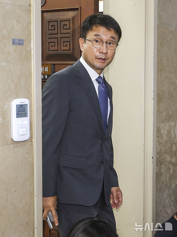 [서울=뉴시스] 정병혁 기자 = 한병도 더불어민주당 대표 직무대행 겸 원내대표가 30일 서울 여의도 국회 운영위원장실에서 하반기 국회 원 구성과 관련해 정점식 국민의힘 원내대표와 협상한 뒤 나오고 있다. 2026.06.30. jhope@newsis.com