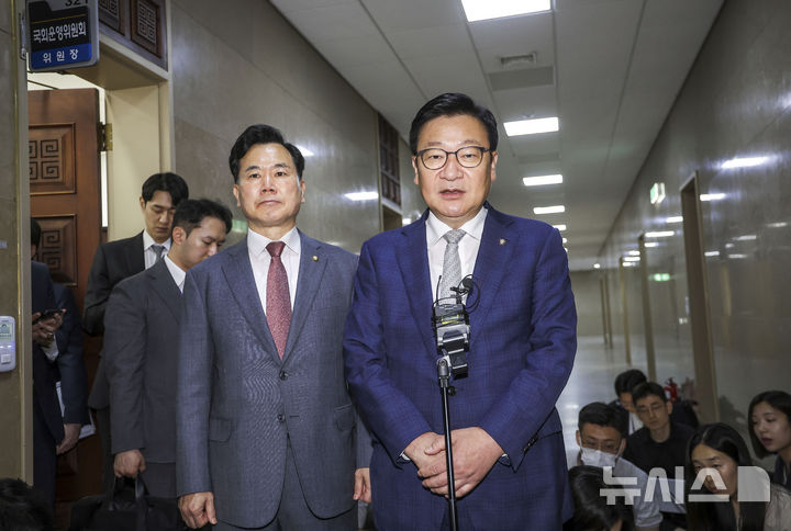 [서울=뉴시스] 정병혁 기자 = 정점식 국민의힘 원내대표와 김승수 원내운영수석부대표가 30일 서울 여의도 국회 운영위원장실에서 하반기 국회 원 구성과 관련해 한병도 더불어민주당 대표 직무대행 겸 원내대표와 협상한 뒤 나와 입장을 밝히고 있다. 2026.06.30. jhope@newsis.com