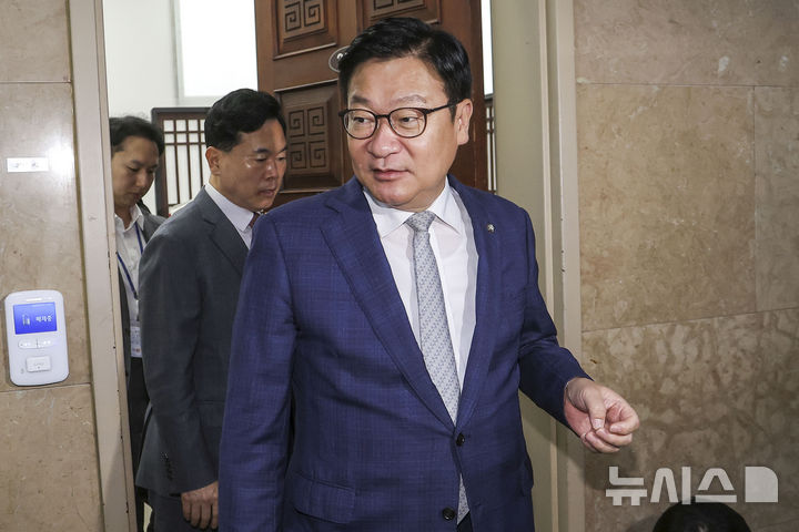[서울=뉴시스] 정병혁 기자 = 정점식 국민의힘 원내대표와 김승수 원내운영수석부대표가 30일 서울 여의도 국회 운영위원장실에서 하반기 국회 원 구성과 관련해 한병도 더불어민주당 대표 직무대행 겸 원내대표와 협상한 뒤 나오고 있다. 2026.06.30. jhope@newsis.com