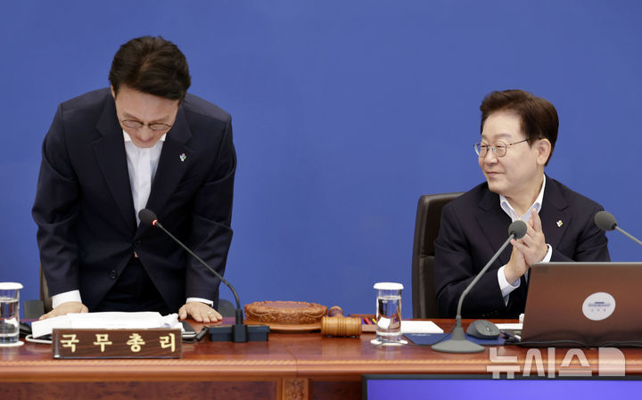 [서울=뉴시스] 최동준 기자 = 이재명 대통령이 30일 청와대에서 열린 국무회의 겸 비상경제점검회의에서 이임을 앞둔 김민석 국무총리에게 박수를 보내고 있다. 2026.06.30. photocdj@newsis.com