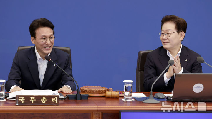 [서울=뉴시스] 최동준 기자 = 이재명 대통령이 30일 청와대에서 열린 국무회의 겸 비상경제점검회의에서 이임을 앞둔 김민석 국무총리에게 박수를 보내고 있다. 2026.06.30. photocdj@newsis.com