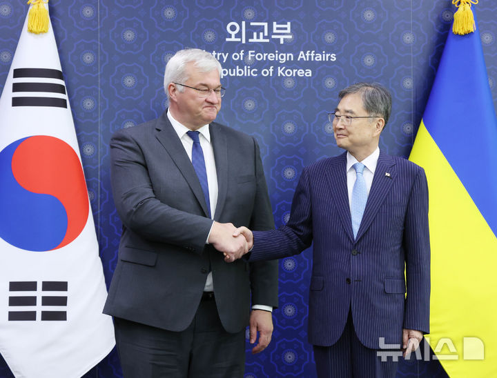 [서울=뉴시스] 조수정 기자 = 조현 외교부 장관과 안드리 시비하 우크라이나 외교장관이 30일 오후 서울 종로구 외교부에서 회담에 앞서 악수하며 기념촬영 하고 있다. 2026.06.30. chocrystal@newsis.com