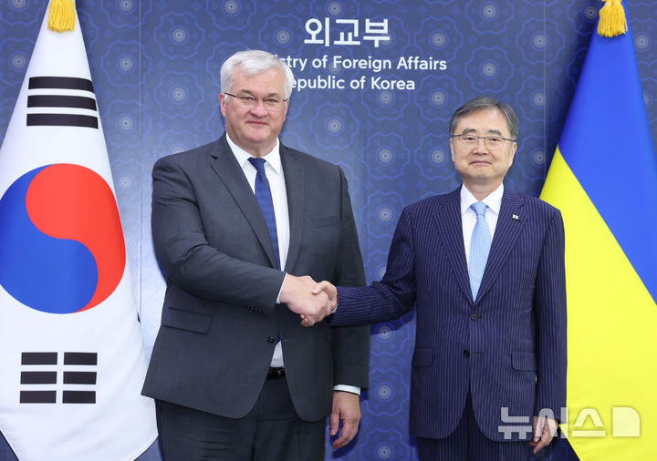 [서울=뉴시스] 조수정 기자 = 조현 외교부 장관과 안드리 시비하 우크라이나 외교장관이 30일 오후 서울 종로구 외교부에서 회담에 앞서 악수하며 기념촬영 하고 있다. 2026.06.30. chocrystal@newsis.com