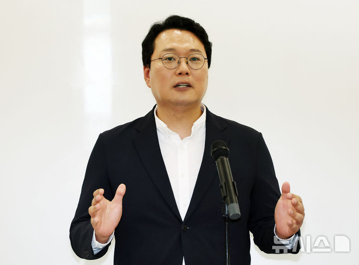 [세종=뉴시스] 배훈식 기자 = 천하람 개혁신당 원내대표가 30일 오전 세종시 디펠리체에서 열린 세종특별자치시당 창당대회에서 인사말을 하고 있다. 2026.06.30. dahora83@newsis.com
