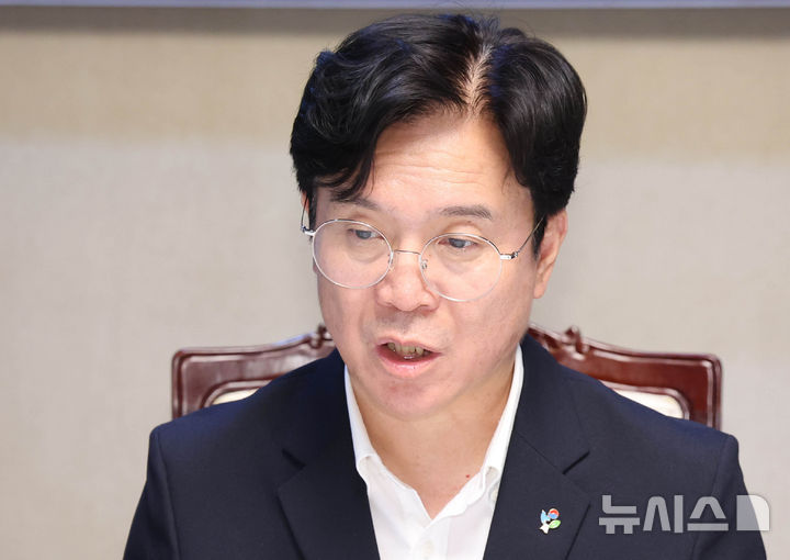 [서울=뉴시스] 조수정 기자 = 김영훈 고용노동부 장관이 지난달 30일 오후 서울 종로구 정부서울청사에서 노동안전 범정부 협의체 회의를 주재하고 있다. 2026.06.30. chocrystal@newsis.com