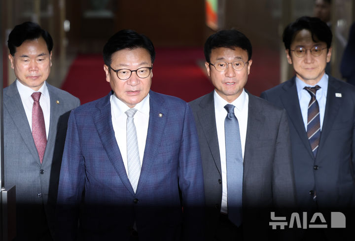 [서울=뉴시스] 김근수 기자 = 한병도(오른쪽 두번째) 더불어민주당 원내대표와 정점식 국민의힘 원내대표가 30일 오후 서울 여의도 국회에서 국회의장 주재 여야 교섭단체 원내대표 회동을 마치고 밖으로 이동하고 있다. 2026.06.30. ks@newsis.com