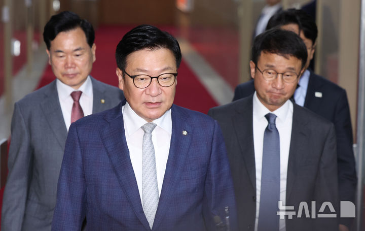 [서울=뉴시스] 김근수 기자 = 한병도(오른쪽) 더불어민주당 원내대표와 정점식 국민의힘 원내대표가 30일 오후 서울 여의도 국회에서 국회의장 주재 여야 교섭단체 원내대표 회동을 마치고 밖으로 이동하고 있다. 2026.06.30. ks@newsis.com