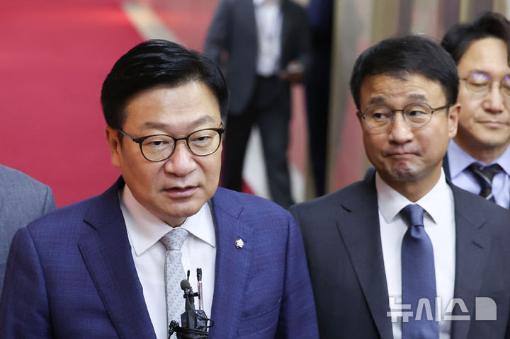 [서울=뉴시스] 김근수 기자 = 한병도 더불어민주당 원내대표가 지난달 30일 오후 서울 여의도 국회에서 국회의장 주재 여야 교섭단체 원내대표 회동을 마치고 정점식 국민의힘 원내대표를 쳐다보고 있다. 2026.06.30. ks@newsis.com