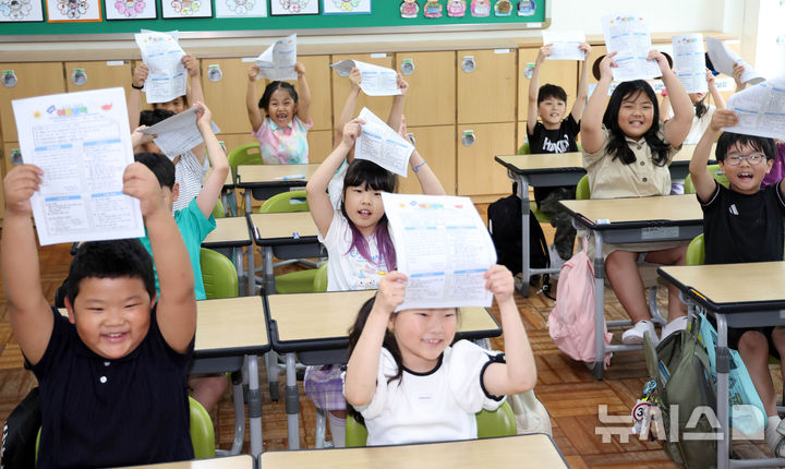  [부산=뉴시스] 하경민 기자 = 30일 오후 부산 기장군 방곡초등학교에서 2학년 5반 학생들이 여름방학식을 하고 있다. 2026.06.30. yulnetphoto@newsis.com