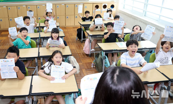  [부산=뉴시스] 하경민 기자 = 30일 오후 부산 기장군 방곡초등학교에서 2학년 5반 학생들이 여름방학식을 하고 있다. 2026.06.30. yulnetphoto@newsis.com