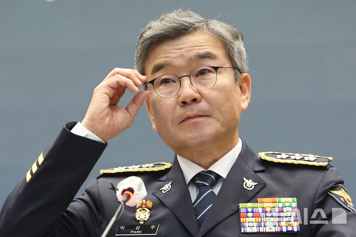 [서울=뉴시스] 권창회 기자 = 박성주 국가수사본부장이 30일 서울 서대문구 경찰청 국가수사본부에서 열린 퇴임식에서 퇴임인사를 하며 안경을 고쳐쓰고 있다. 2026.06.30. kch0523@newsis.com
