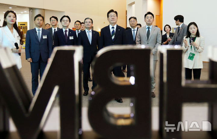 [광주=뉴시스] 조성봉 기자 = 이재명 대통령이 30일 광주 김대중 컨벤션센터에서 열린 서남권 첨단산업 발전비전 국민보고회에 앞서 SK하이닉스의 AI 반도체 전시물을 살펴보고 있다. 2026.06.30. suncho21@newsis.com