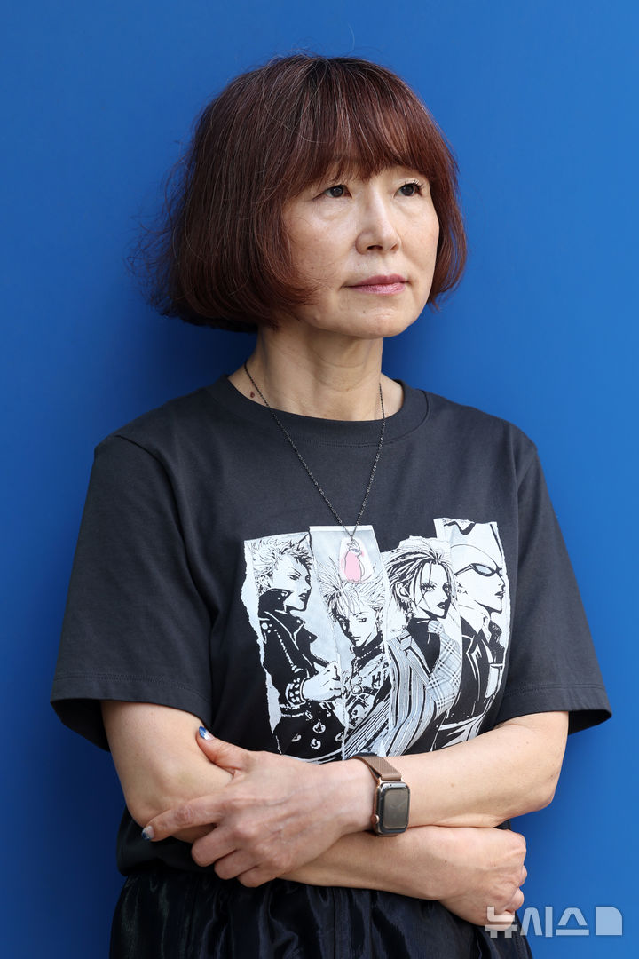 [서울=뉴시스] 박진희 기자 = 은희경 작가가 지난달 29일 서울 마포구 한 카페에서 인터뷰 하고 있다. 최근 작가는 7년 만에 장편소설 '시간의 감촉'을 출간했다. 2026.07.01. pak7130@newsis.com