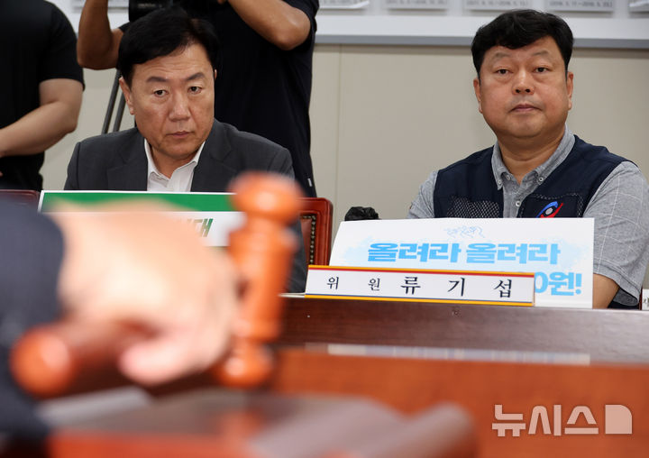 [세종=뉴시스] 배훈식 기자 = 류기정(왼쪽) 최저임금위원회 사용자 위원와 류기섭 근로자 위원이 30일 오후 세종시 정부세종청사에서 열린 최저임금위원회 제10차 전원회의에서 의사봉을 바라보고 있다. 2026.06.30. dahora83@newsis.com