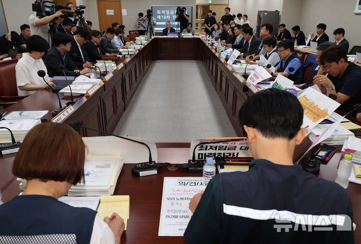 [세종=뉴시스] 배훈식 기자 = 권순원 최저임금위원장이 지난달 30일 오후 세종시 정부세종청사에서 열린 최저임금위원회 제10차 전원회의를 하고 있다. 2026.06.30. dahora83@newsis.com