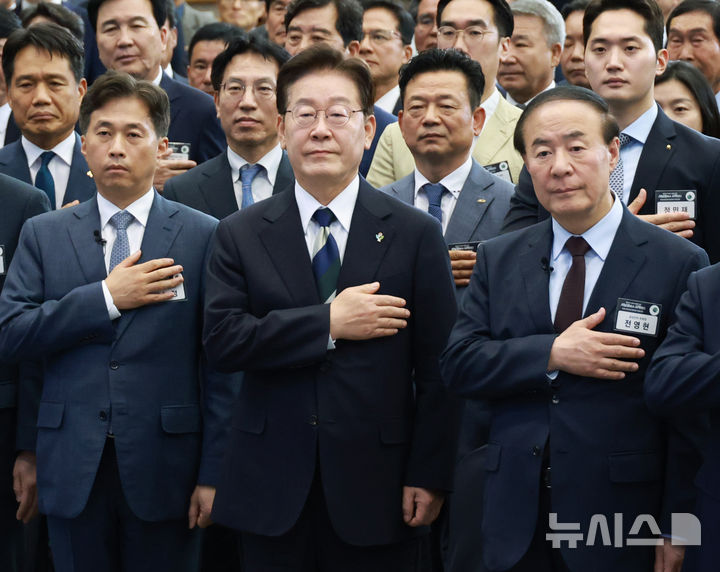 [광주=뉴시스] 조성봉 기자 = 이재명 대통령이 30일 광주 김대중 컨벤션센터에서 열린 서남권 첨단산업 발전비전 국민보고회에서 참석자들과 국민의례를 하고 있다. 2026.06.30. suncho21@newsis.com
