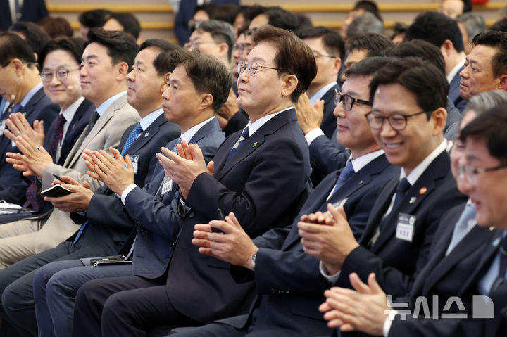 [광주=뉴시스] 조성봉 기자 = 이재명 대통령이 30일 광주 김대중 컨벤션센터에서 열린 서남권 첨단산업 발전비전 국민보고회에서 참석자들과 박수를 치고 있다. 2026.06.30. suncho21@newsis.com