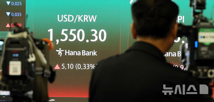 [서울=뉴시스] 박주성 기자 = 지난달 30일 오후 서울 중구 하나은행 딜링룸 전광판에 장중 원·달러 환율이 1550원을 넘어서고 있다. 2026.06.30. park7691@newsis.com
