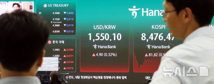 [서울=뉴시스] 박주성 기자 = 30일 오후 서울 중구 하나은행 딜링룸 전광판에 장중 원·달러 환율이 1550원을 넘어서고 있다. 2026.06.30. park7691@newsis.com