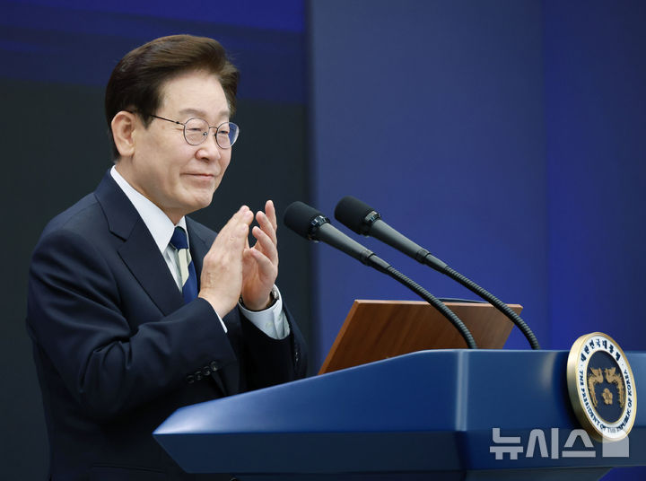 [광주=뉴시스] 조성봉 기자 = 이재명 대통령이 30일 광주 김대중 컨벤션센터에서 열린 서남권 첨단산업 발전비전 국민보고회에서 축사 중 박수를 치고 있다. 2026.06.30. suncho21@newsis.com