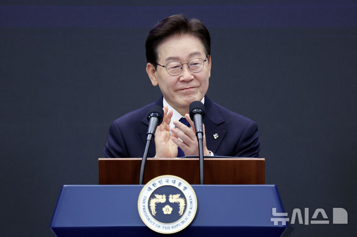 [광주=뉴시스] 조성봉 기자 = 이재명 대통령이 30일 광주 김대중 컨벤션센터에서 열린 서남권 첨단산업 발전비전 국민보고회에서 축사 중 박수를 치고 있다. 2026.06.30. suncho21@newsis.com