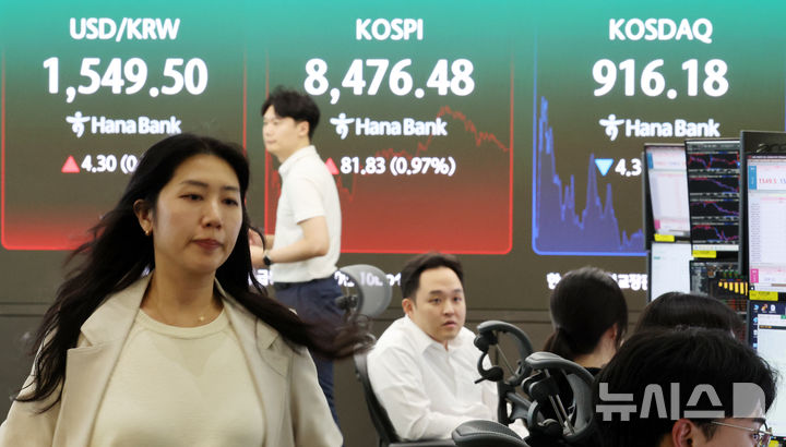 [서울=뉴시스] 박주성 기자 = 30일 오후 서울 중구 하나은행 딜링룸에서 딜러들이 업무를 하고 있다.코스피는 전 거래일(8394.65)보다 81.83포인트(0.97%) 오른 8476.48에 마감했고 코스닥 지수는 전 거래일(920.57)보다 4.39포인트(0.48%) 하락한 916.18에 거래를 마쳤다. 서울 외환시장에서 원·달러 환율은 전 거래일(1545.2원)보다 4.2원 오른 1549.4원에 주간 거래를 마감했다. 2026.06.30. park7691@newsis.com