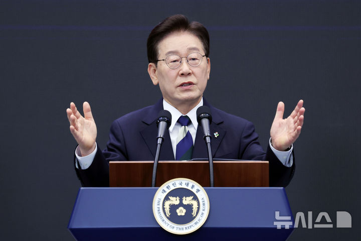 [광주=뉴시스] 조성봉 기자 = 이재명 대통령이 30일 광주 김대중 컨벤션센터에서 열린 서남권 첨단산업 발전비전 국민보고회에서 축사를 하고 있다. 2026.06.30. suncho21@newsis.com