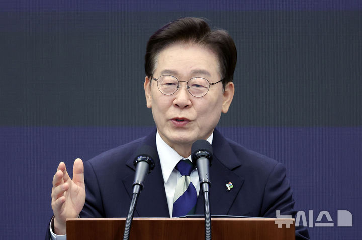 [광주=뉴시스] 조성봉 기자 = 이재명 대통령이 30일 광주 김대중 컨벤션센터에서 열린 서남권 첨단산업 발전비전 국민보고회에서 축사를 하고 있다. 2026.06.30. suncho21@newsis.com