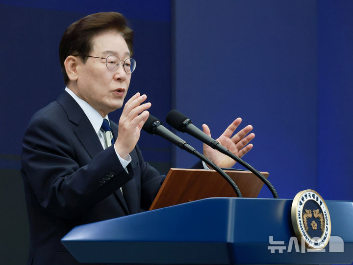 [광주=뉴시스] 조성봉 기자 = 이재명 대통령이 30일 광주 김대중 컨벤션센터에서 열린 서남권 첨단산업 발전비전 국민보고회에서 축사를 하고 있다. 2026.06.30. suncho21@newsis.com