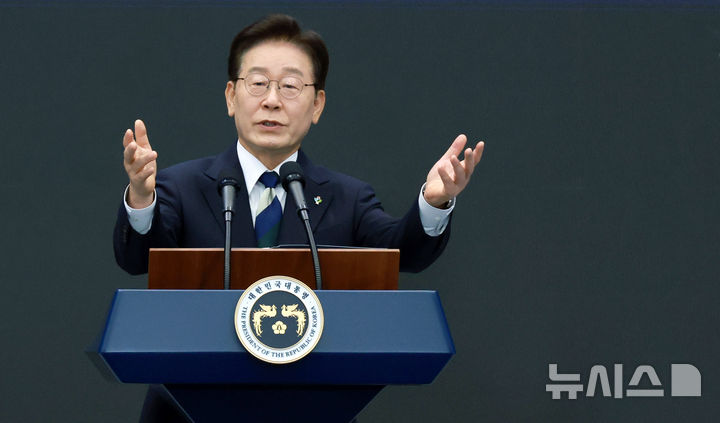 [광주=뉴시스] 조성봉 기자 = 이재명 대통령이 30일 광주 김대중 컨벤션센터에서 열린 서남권 첨단산업 발전비전 국민보고회에서 축사를 하고 있다. 2026.06.30. suncho21@newsis.com