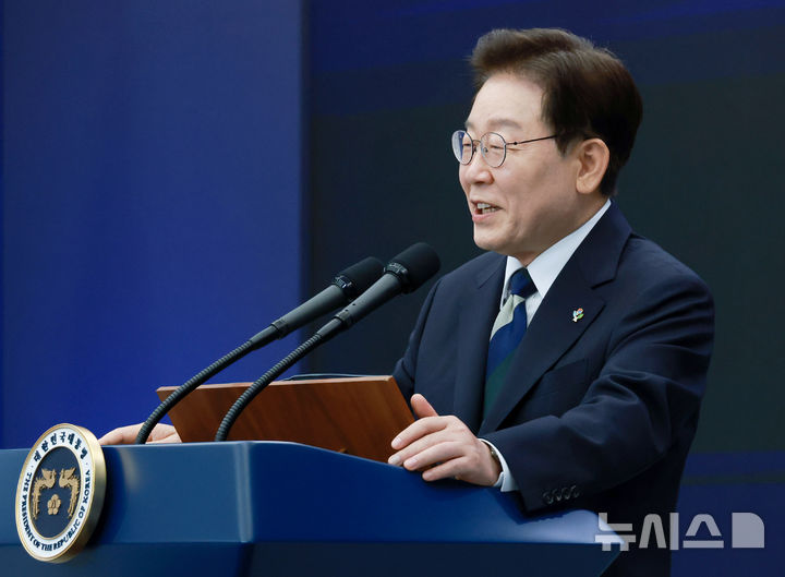 [광주=뉴시스] 조성봉 기자 = 이재명 대통령이 30일 광주 김대중 컨벤션센터에서 열린 서남권 첨단산업 발전비전 국민보고회에서 축사를 하고 있다. 2026.06.30. suncho21@newsis.com