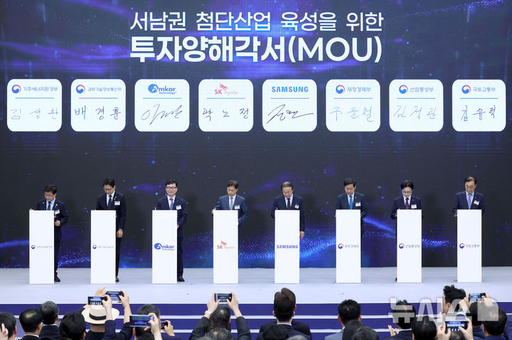 [광주=뉴시스] 조성봉 기자 = 30일 광주 김대중 컨벤션센터에서 열린 서남권 첨단산업 발전비전 국민보고회에서 참석자들이 투자양해각서 서명을 하고 있다.&nbsp; 왼쪽부터 김성환 기후에너지환경부 장관, 배경훈 부총리 겸 과학기술정보통신부 장관, 이진안 엠코코리아 대표이사, 곽노정 SK하이닉스 대표이사, 이 대통령, 전영현 삼성전자 부회장, 구윤철 경제부총리 겸 재정경제부 장관, 김정관 산업통상부 장관, 김윤덕 국토교통부 장관. 2026.06.30. suncho21@newsis.com