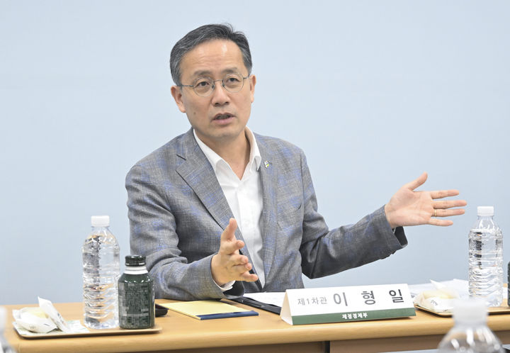 [서울=뉴시스] 조성우 기자 = 사진은 이형일 재정경제부 제1차관이 지난달 30일 충남 당진시에 있는 미국·태국산 수입 계란의 난각번호 표시와 포장·출하를 담당하는 업체인 한솔루트원을 방문해 유통 관계자들과 간담회를 하고 있는 모습. (사진=재정경제부 제공) 2026.06.30. photo@newsis.com *재판매 및 DB 금지