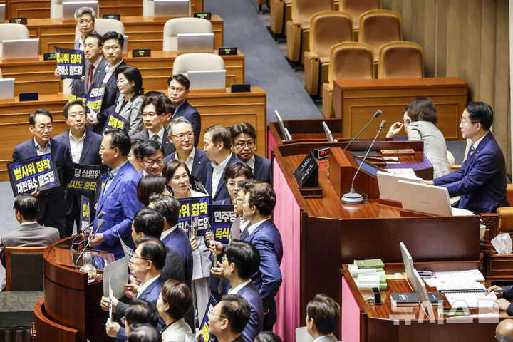 [서울=뉴시스] 정병혁 기자 = 30일 서울 여의도 국회에서 열린 제436회 국회(임시회) 제4차 본회의에서 국민의힘 의원들이 원 구성 강행 규탄 및 본회의 연기를 촉구하며 조정식 국회의장에게 항의하고 있다. 2026.06.30. jhope@newsis.com