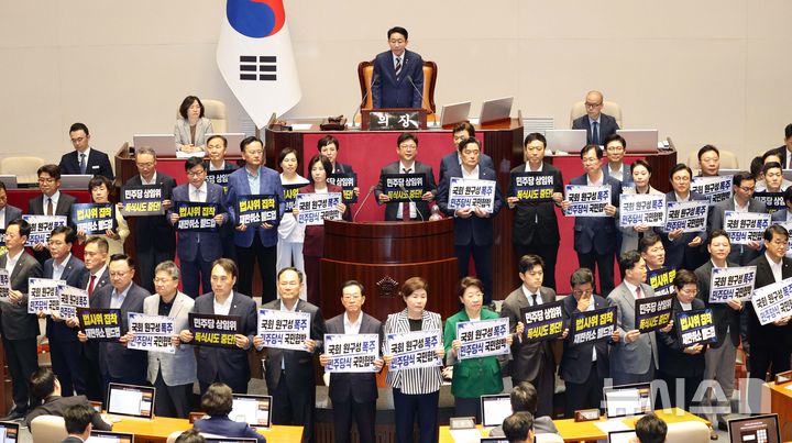 [서울=뉴시스] 고범준 기자 = 국민의힘 의원들이 30일 서울 여의도 국회에서 열린 제436회 국회(임시회) 제4차 본회의에서 원구성에 반대하는 피켓을 들고 있다. 2026.06.30. bjko@newsis.com