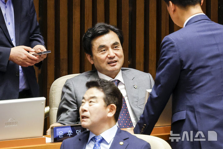 [서울=뉴시스] 정병혁 기자 = 안규백 국방부장관이 30일 서울 여의도 국회에서 열린 제436회 국회(임시회) 제4차 본회의에 참석해 있다. 2026.06.30. jhope@newsis.com