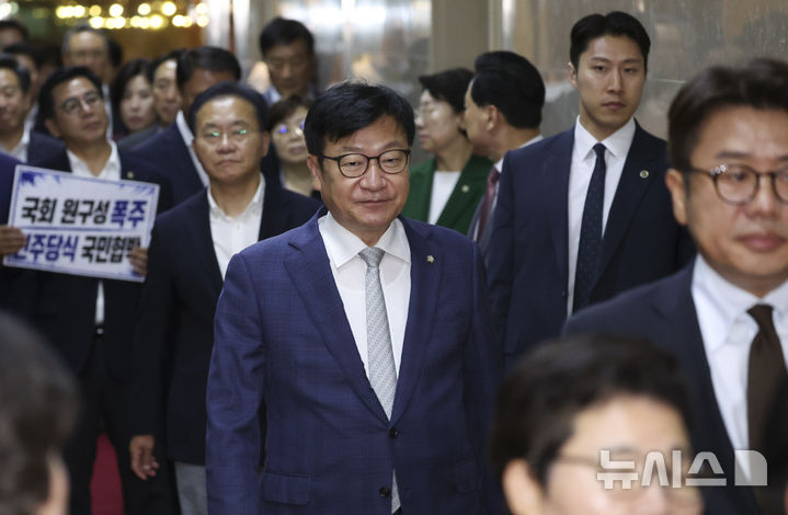 [서울=뉴시스] 김근수 기자 = 정점식 국민의힘 원내대표와 의원들이 30일 오후 서울 여의도 국회에서 원구성 관련 항의를 하기 위해 국회의장실로 이동하고 있다. 2026.06.30. ks@newsis.com