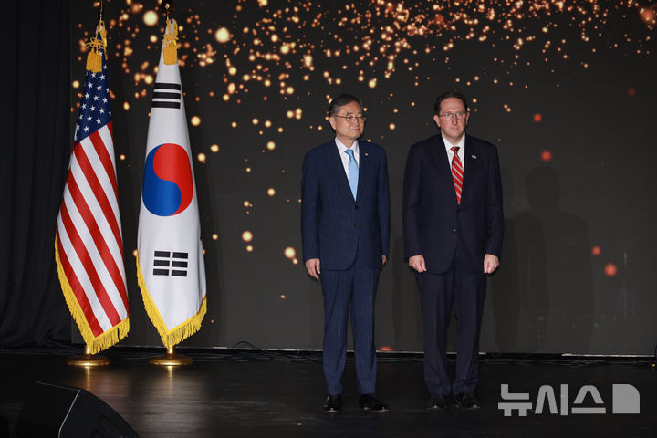 [서울=뉴시스] 사진공동취재단 = 조현 외교부 장관(왼쪽)과 제임스 헬러 주한 미국대사대리가 30일 오후 서울 용산구 그랜드 하얏트 서울 호텔에서 열린 미국 독립기념일 행사에 참석하고 있다. 2026.06.30. photo@newsis.com