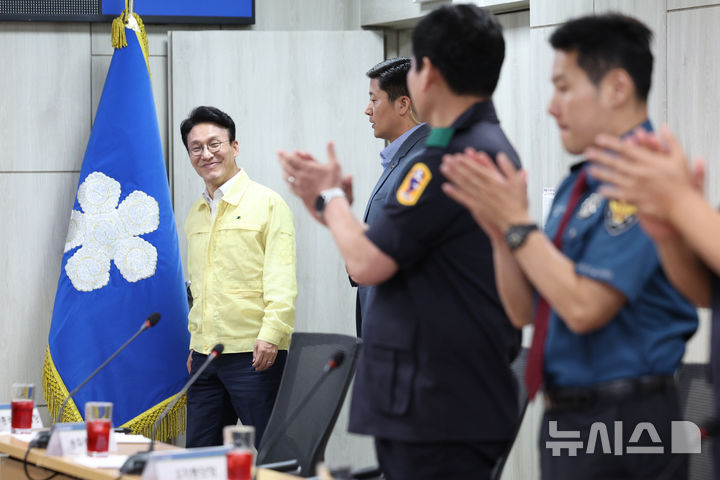 [서울=뉴시스] 김진아 기자 = 김민석 국무총리가 30일 서울 송파구 송파경찰서를 방문해 환영을 받고 있다. 2026.06.30. bluesoda@newsis.com